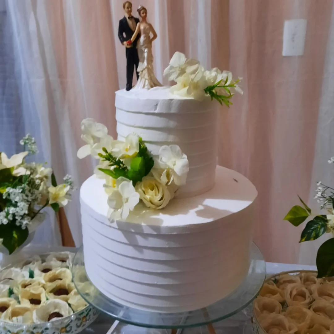 Bolo de casamento de dois andares com flores brancas