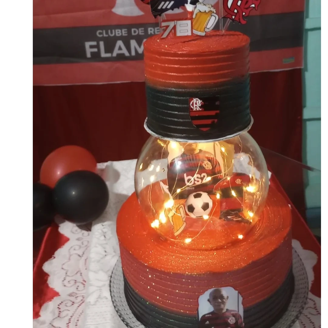 Bolo temático com cúpula iluminada e decoração personalizada