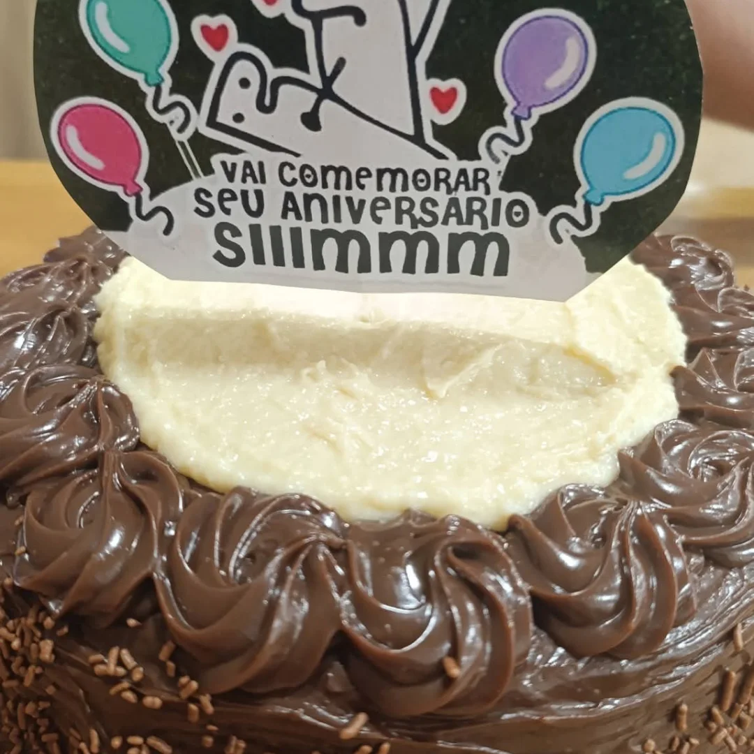 Bolo de chocolate com cobertura de brigadeiro e granulado
