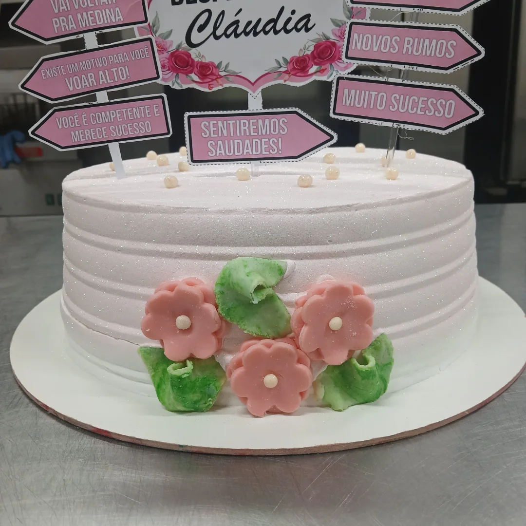 Bolo rosa com flores e folhas modeladas em pasta americana
