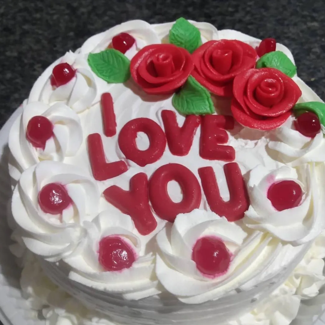 Bolo de chantilly com rosas vermelhas e mensagem em pasta americana