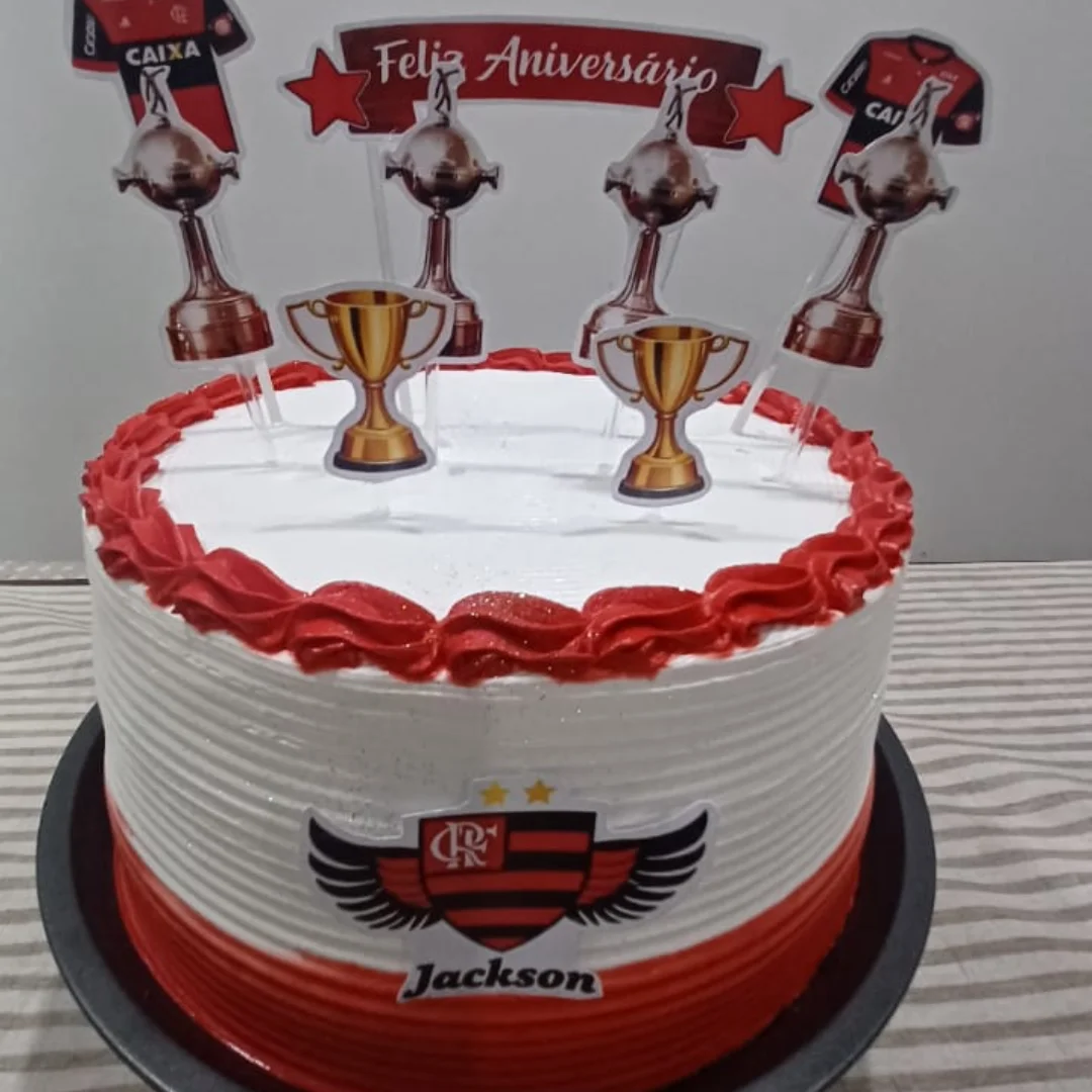 Bolo temático de futebol em vermelho e branco
