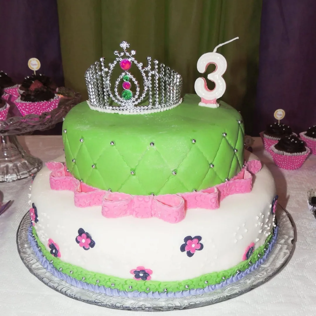 Bolo de dois andares em pasta americana com cupcakes ao redor