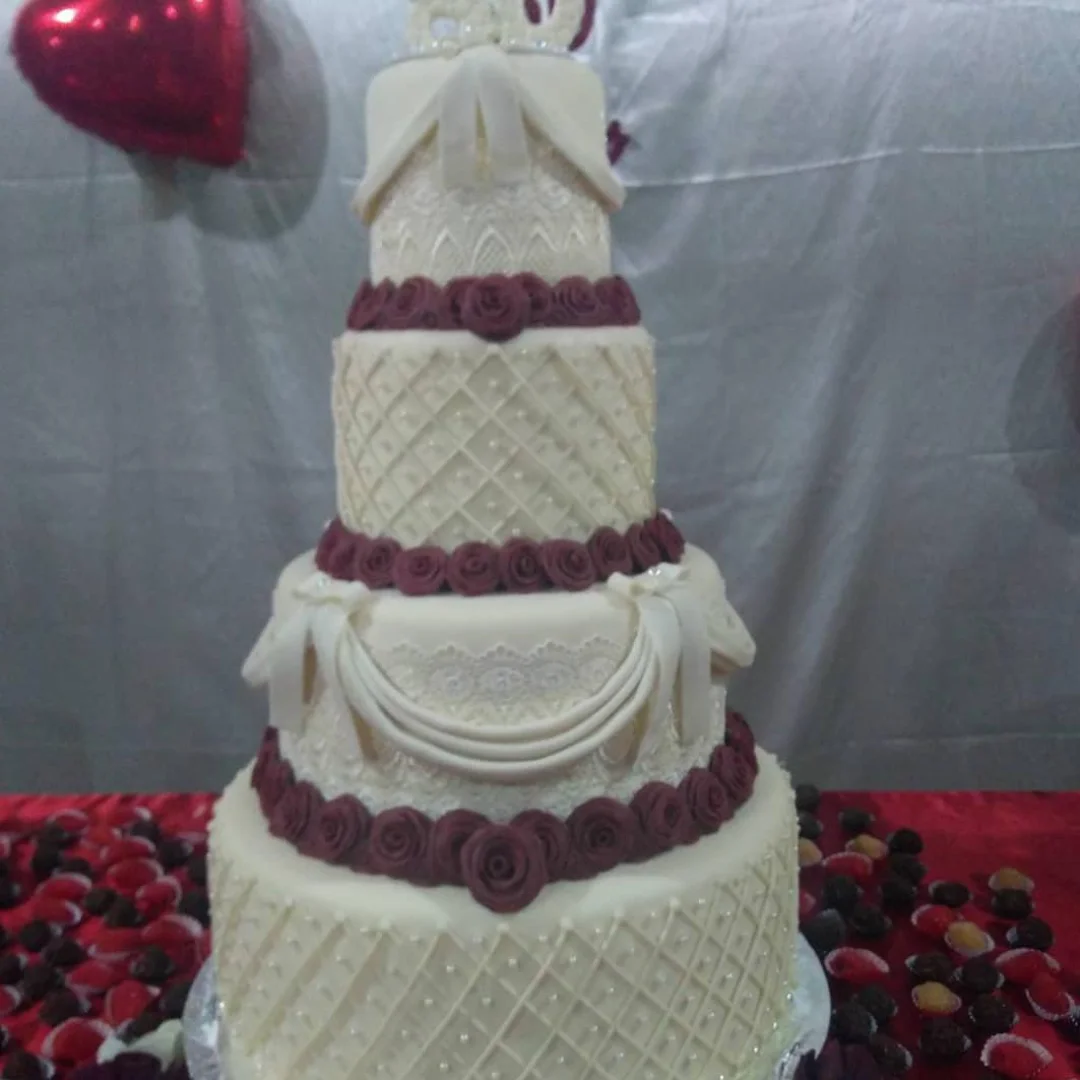 Bolo de casamento de quatro andares com rosas em tom vinho